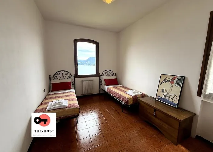 Between Greenery And The Lake, A In * Стреза